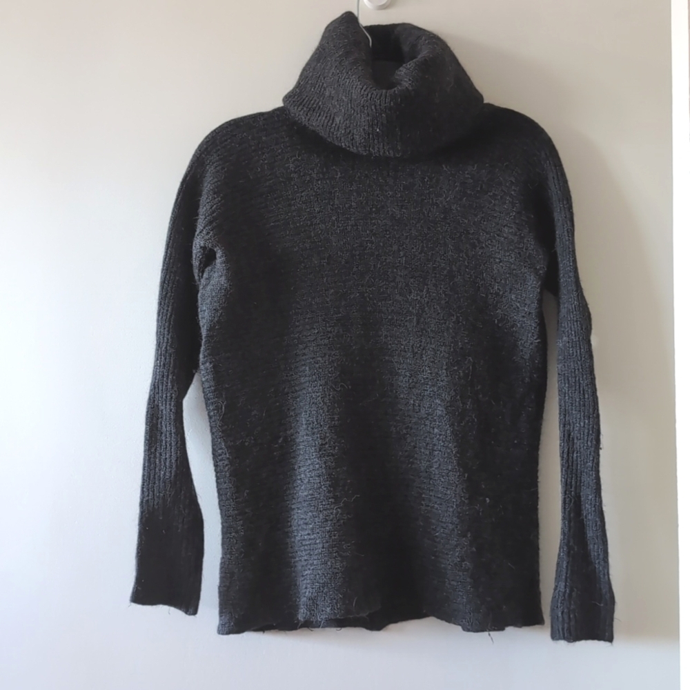 Vince turtleneck sweater size XS
